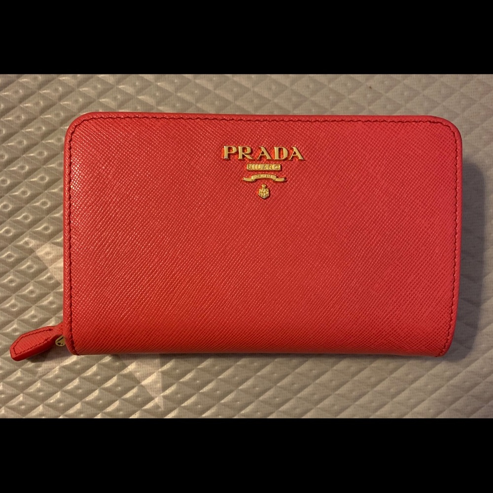 ✨SOLD✨Prada Saffiano Wallet
